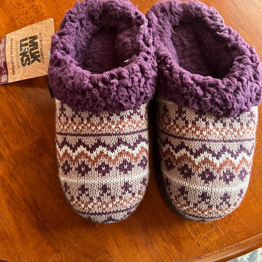 NWT Muk-Luks Women’s Slippers size M